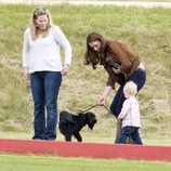 Autumn Kelly, la Duquesa de Cambrige, Lupo y Savannah Phillips en un partido de polo benéfico
