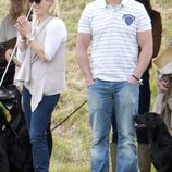 Zara Phillips y Mike Tindall en un partido de polo benéfico
