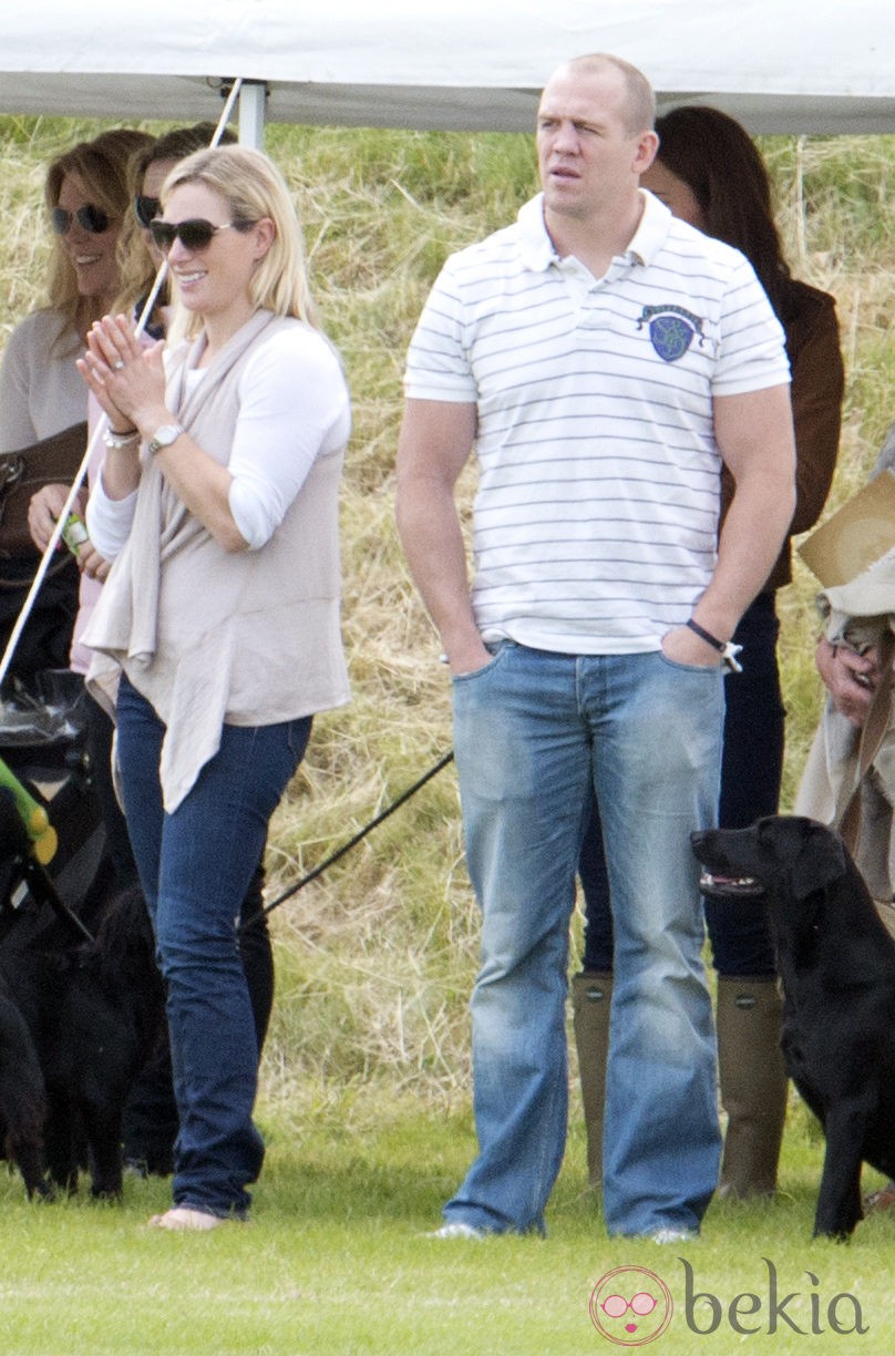 Zara Phillips y Mike Tindall en un partido de polo benéfico