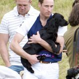 El Príncipe Guillermo abraza a Lupo en un partido de polo benéfico