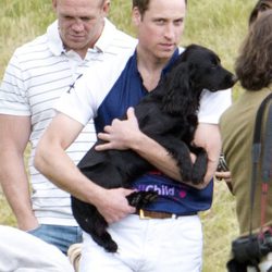 El Príncipe Guillermo abraza a Lupo en un partido de polo benéfico