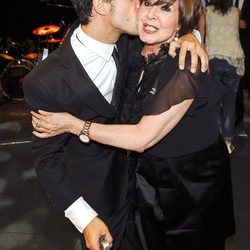 Alejo Sauras besa a Concha Velasco en la gala de la Unión de Actores 2012
