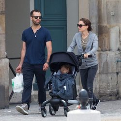 Natalie Portman pasea por París con su marido Benjamin Millepied y su hijo Aleph