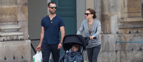 Natalie Portman pasea por París con su marido Benjamin Millepied y su hijo Aleph