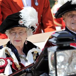 La Reina Isabel y el Duque de Edimburgo en la ceremonia de la Orden de la Jarretera