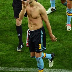 Gerard Piqué con el torso desnudo lanza un beso a Shakira tras ganas a Croacia en la Eurocopa 2012