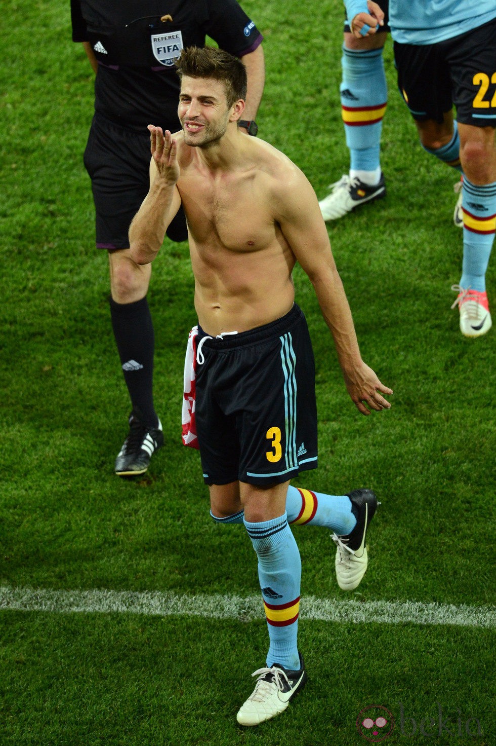 Gerard Piqué con el torso desnudo lanza un beso a Shakira tras ganas a Croacia en la Eurocopa 2012