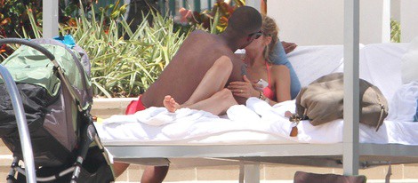Doutzen Kroes y Sunnery James besándose en una piscina de Miami