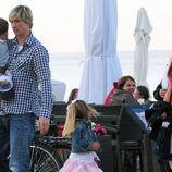 Fernando Torres con su mujer Olalla Domínguez y sus hijos Leo y Nora en Polonia