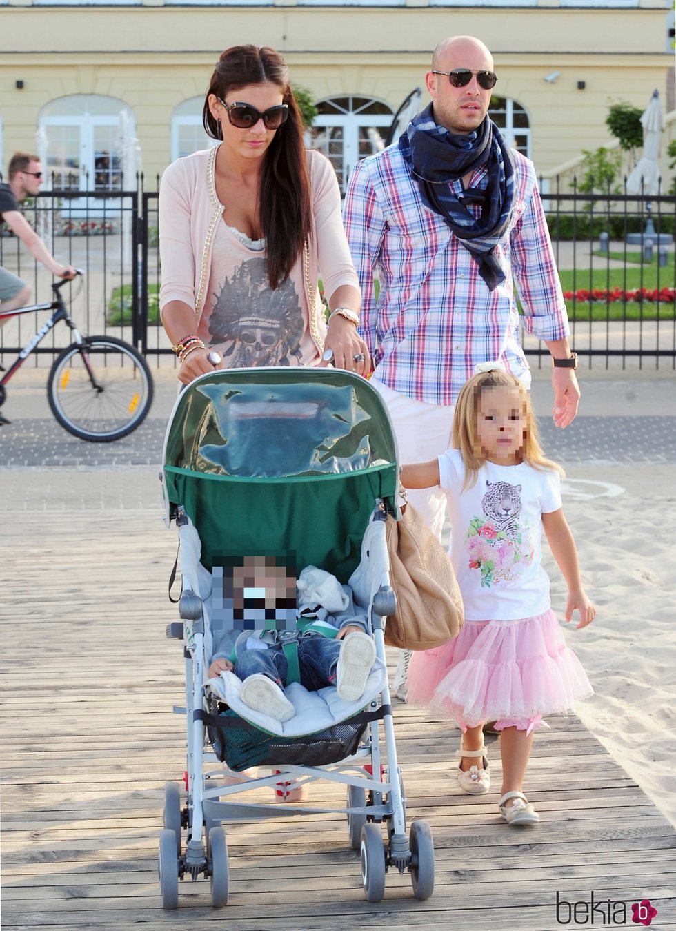 Pepe Reina con su mujer Yolanda Ruiz y sus hijos en Polonia