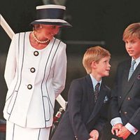 Diana de Gales y los Príncipes Guillermo y Enrique en 1995