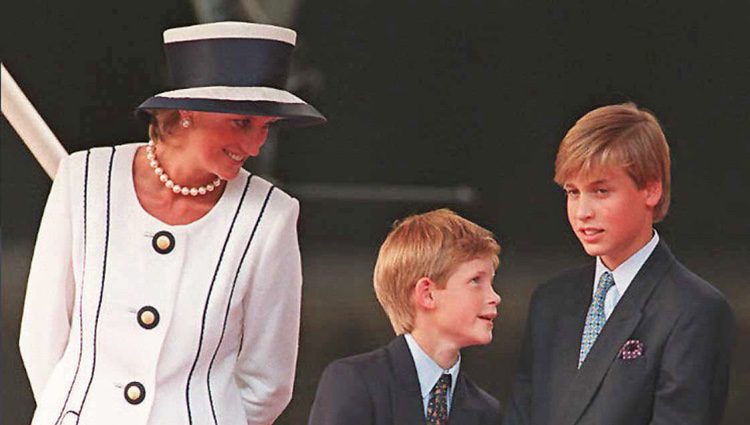 Diana de Gales y los Príncipes Guillermo y Enrique en 1995