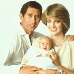 Carlos y Diana de Gales con un recién nacido Príncipe Guillermo en 1982