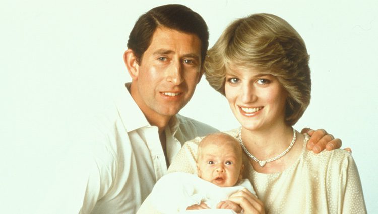Carlos y Diana de Gales con un recién nacido Príncipe Guillermo en 1982