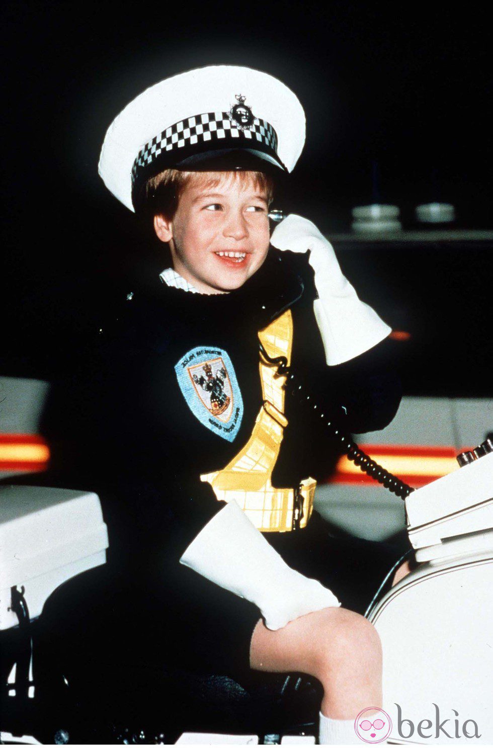 El Príncipe Guillermo vestido de policía en 1987