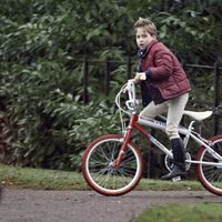 El Príncipe Guillermo de Gales en bicicleta en 1990