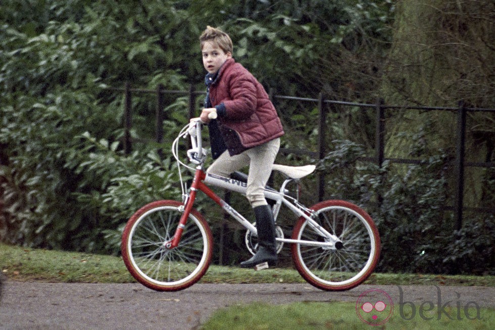 El Príncipe Guillermo de Gales en bicicleta en 1990