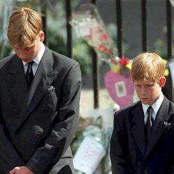 Los Príncipes Guillermo y Enrique en el funeral de Lady Di en 1997