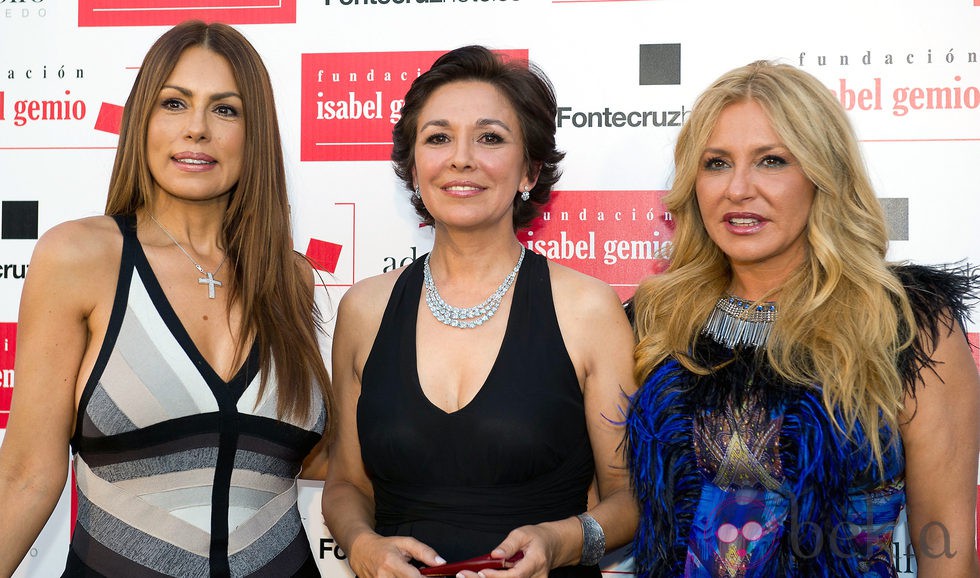 Jacqueline de la Vega, Isabel Gemio y Cristina Tárrega en la cena de la Fundación Isabel Gemio