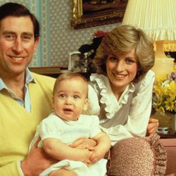 El Príncipe Carlos de Inglaterra y Lady Di con el Príncipe Guillermo de bebé