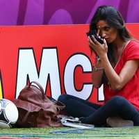 Sara Carbonero se retoca la cara a pie de campo en la Eurocopa