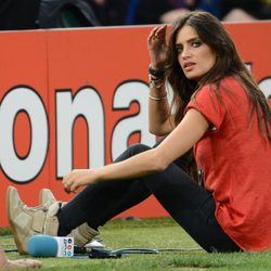 Sara Carbonero, sentada a pie de campo durante el España - Francia de la Eurocopa