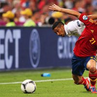 Clichy y David Silva se disputan el balón en el España - Francia de la Eurocopa