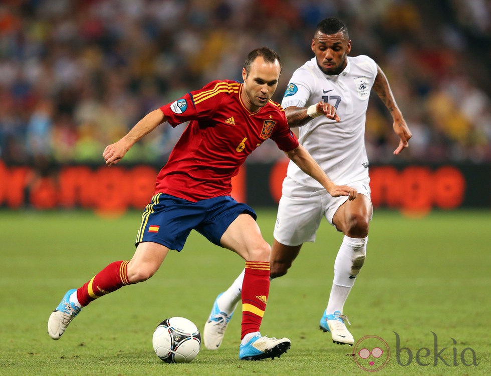 Iniesta y M'Vila en el España - Francia de la Eurocopa 2012