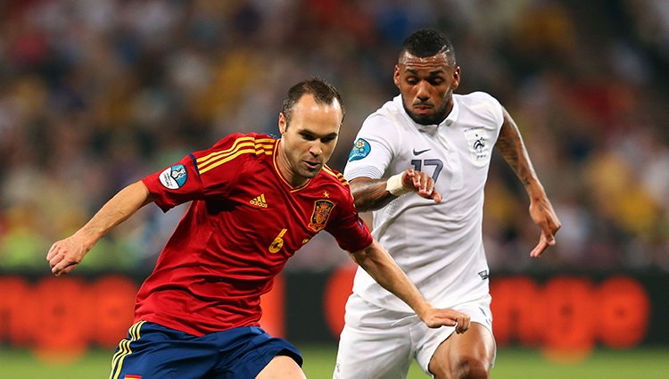 Iniesta y M'Vila en el España - Francia de la Eurocopa 2012