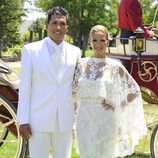 Tamara Gorro vestida de novia junto a Ezequiel Garay en su boda