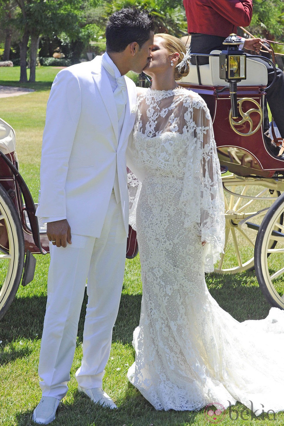 Tamara Gorro y Ezequiel Garay se besan en su boda