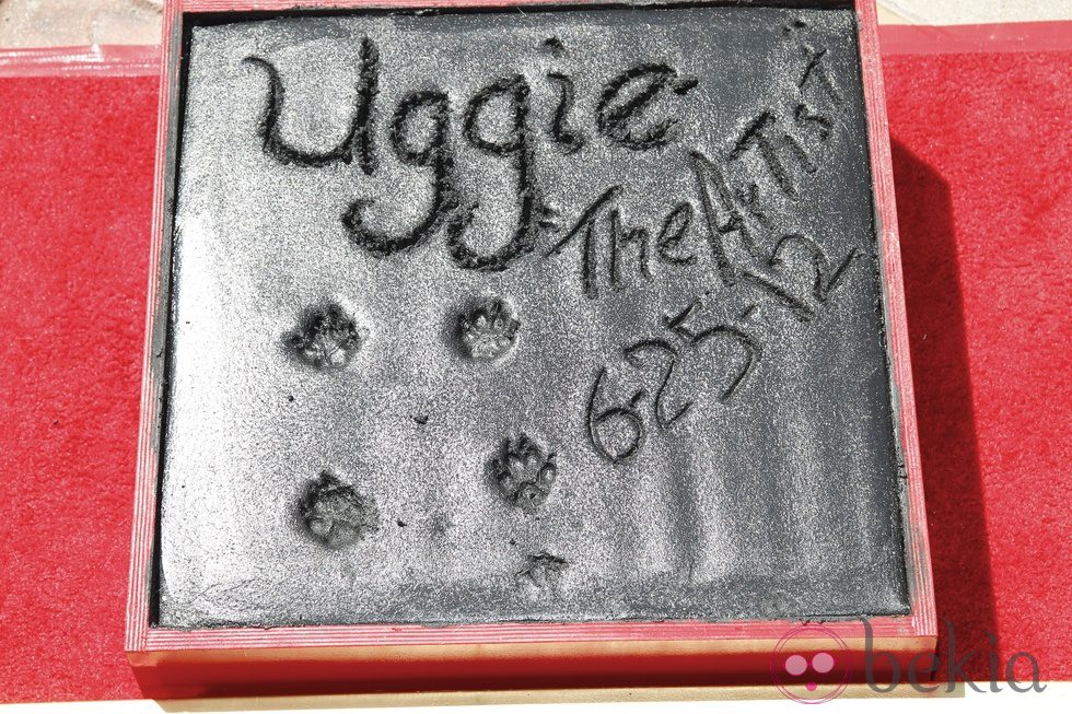 Las huellas de Uggie en el Teatro Chino de Los Ángeles