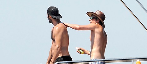Kimi Raikkonen da crema protectora a un amigo durante sus vacaciones en Ibiza