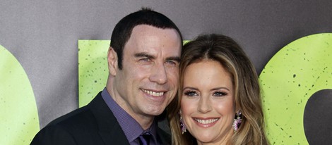 John Travolta y Kelly Preston en el estreno de 'Savages' en Los Ángeles