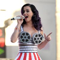 Katy Perry actuando en el estreno de su documental 'Katy Perry: Part of Me'