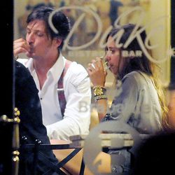 Luis Medina fuma y bebe con una amiga en un establecimiento de Madrid