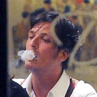 Luis Medina fumando