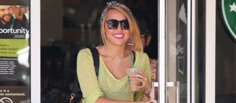 Miley Cyrus a la salida de una cafetería en Los Angeles