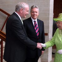 La Reina Isabel II saluda a Peter McGuinness, exlíder del IRA