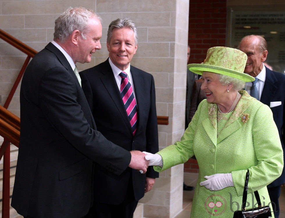 La Reina Isabel II saluda a Peter McGuinness, exlíder del IRA