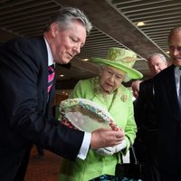 La Reina Isabel y el Duque de Edimburgo con el primer Ministro de Irlanda del Norte