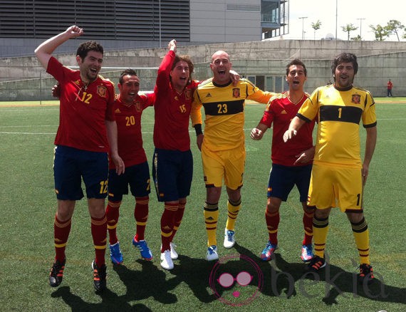 Estopa junto algunos jugadores de La Roja en el making of 'Showtime 2.0', canción ofcial de la Eurocopa 2012
