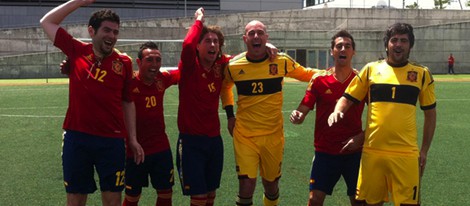 Estopa junto algunos jugadores de La Roja en el making of 'Showtime 2.0', canción ofcial de la Eurocopa 2012