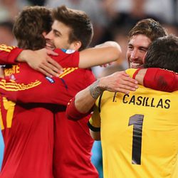 Ramos, LLorente, Casillas y Piqué celebran el pase de España a la final de la Eurocopa 2012
