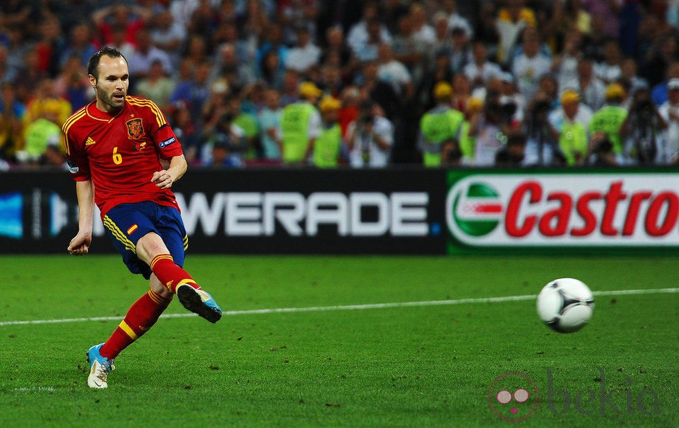 Andrés Iniesta lanzando uno de los penaltis de la semifinal de la Eurocopa 2012