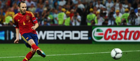 Andrés Iniesta lanzando uno de los penaltis de la semifinal de la Eurocopa 2012