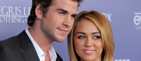 Liam Hemsworth y Miley Cyrus, muy cariñosos