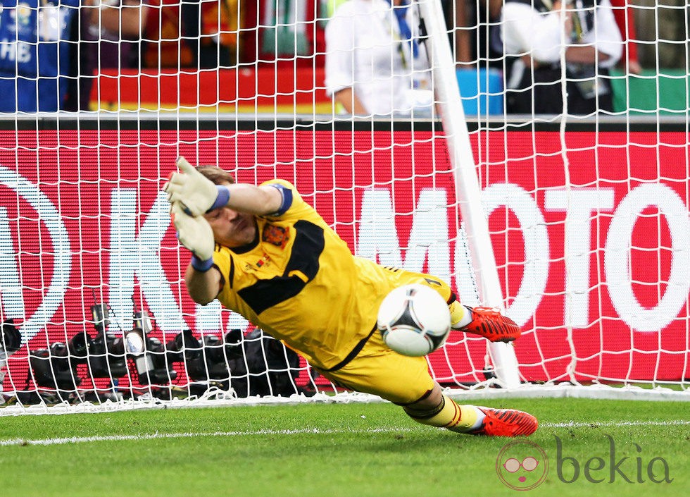 Iker Casillas para uno de los penaltis de la semifinal de la Eurocopa 2012