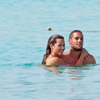 Malena Costa y Mario Suárez se dan un baño en Ibiza