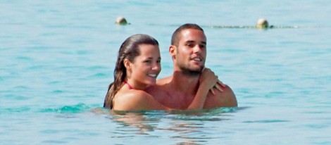 Malena Costa y Mario Suárez se dan un baño en Ibiza